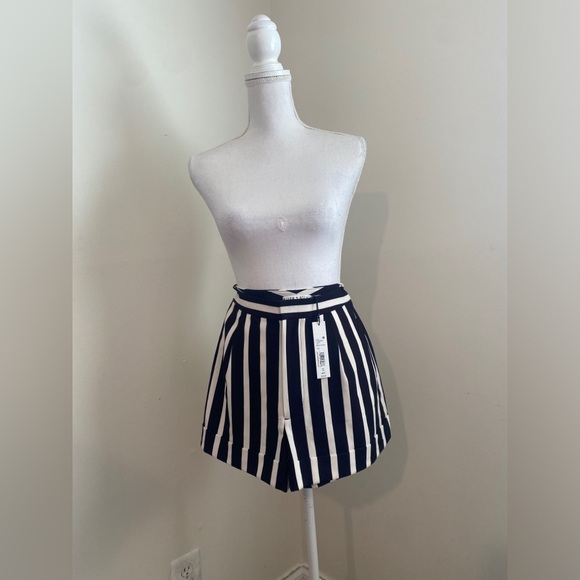 Alice +Olivia Moondust Black and White Striped shorts size 10 - Picture 4 of 12